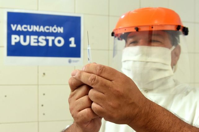 Los vacunatorios municipales aplicarán la tercera dosis de manera espontánea a los mayores de 30.