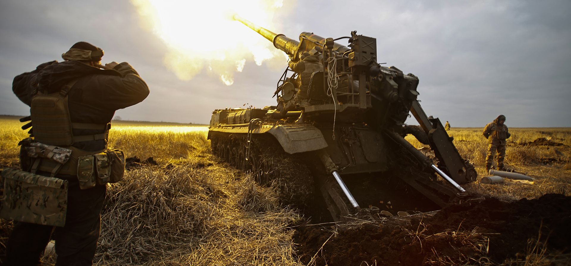 Un vehículo de artillería autopropulsado dispara cerca de Bakhmut, región de Donetsk, Ucrania, el jueves 10 de noviembre de 2022.