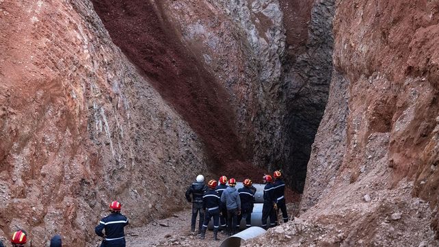Sigue el desesperado rescate de un niño que cayó en un pozo