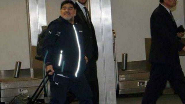 Maradona en Ezeiza a punto de salir de viaje.