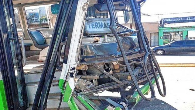 Daños importantes tuvo el colectivo que impactó de lleno al otro que estaba estacionado en avenida Monseñor Rösch.