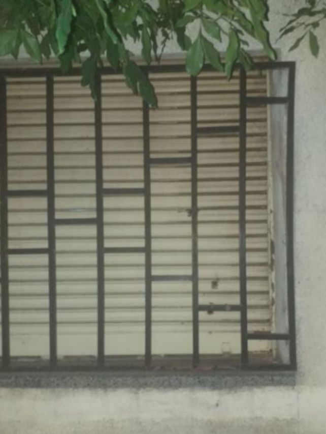 Impactos en una de la ventanas de la casa atacada.