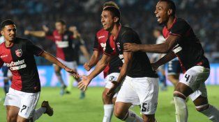 Velázquez, el autor del gol del triunfo, inicia el trencito del festejo leproso.&nbsp;