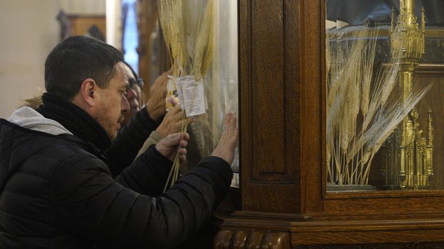 San Cayetano: una multitud de fieles pidió trabajo en Rosario desde temprano