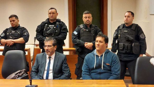 El condenado (derecha) estuvo acompañado por el representante legal Dionisio Ayala.