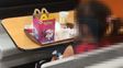 controlaran a la mama que dejo en una hamburgueseria al hijo para irse al casino controlaran a la mama que dejo en una hamburgueseria al hijo para irse al casino