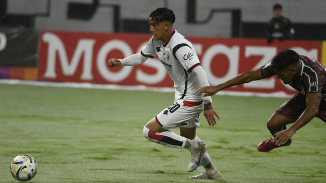 Facundo Guch supera la marca durante el partido de Newells en Santiago del Estero.
