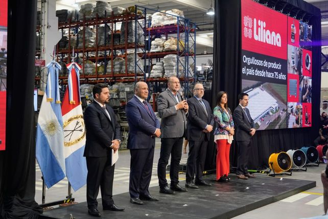 El gobernador Omar Perotti junto a funcionarios nacionales y directivos de la firma rosarina.