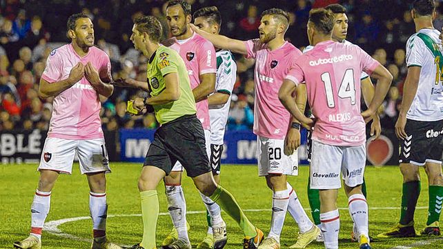 El 20 vio la amarilla. Lamolina se la sacó a Julián Fernández