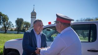 El presidente comunal, Antonio Fiorenza, entregó una camioneta de respuesta rápida al jefe del cuerpo activo, César Zalazar, durante el primer aniversario de los Bomberos Voluntarios de Timbúes.