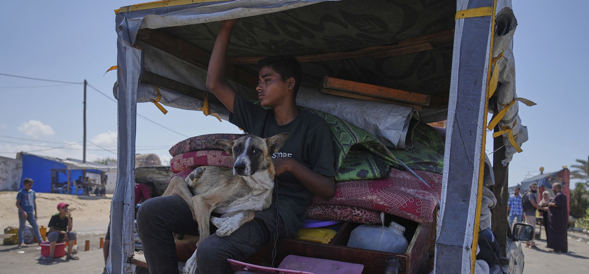 Palestinos desplazados que huyen del norte de Gaza transportan sus pertenencias por la carretera costera hacia el sur de Gaza, el martes 9 de septiembre de 2025, después de que el ejército israelí emitiera órdenes de evacuación de la ciudad de Gaza. (Foto AP/Jehad Alshrafi) Palestinos desplazados que huyen del norte de Gaza transportan sus pertenencias por la carretera costera hacia el sur de Gaza, el martes 9 de septiembre de 2025, después de que el ejército israelí emitiera órdenes de evacuación de la ciudad de Gaza. (Foto AP/Jehad Alshrafi)