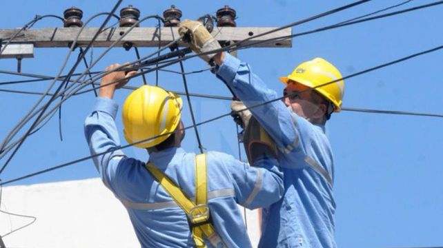 Tras la tormenta, la EPE trabaja para restablecer el servicio eléctrico en zonas de la ciudad
