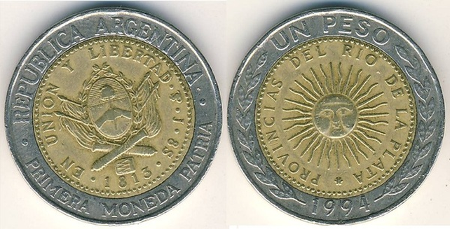 La histórica moneda de un peso, que hoy duerme en tantos cajones de las casas argentinas. 
