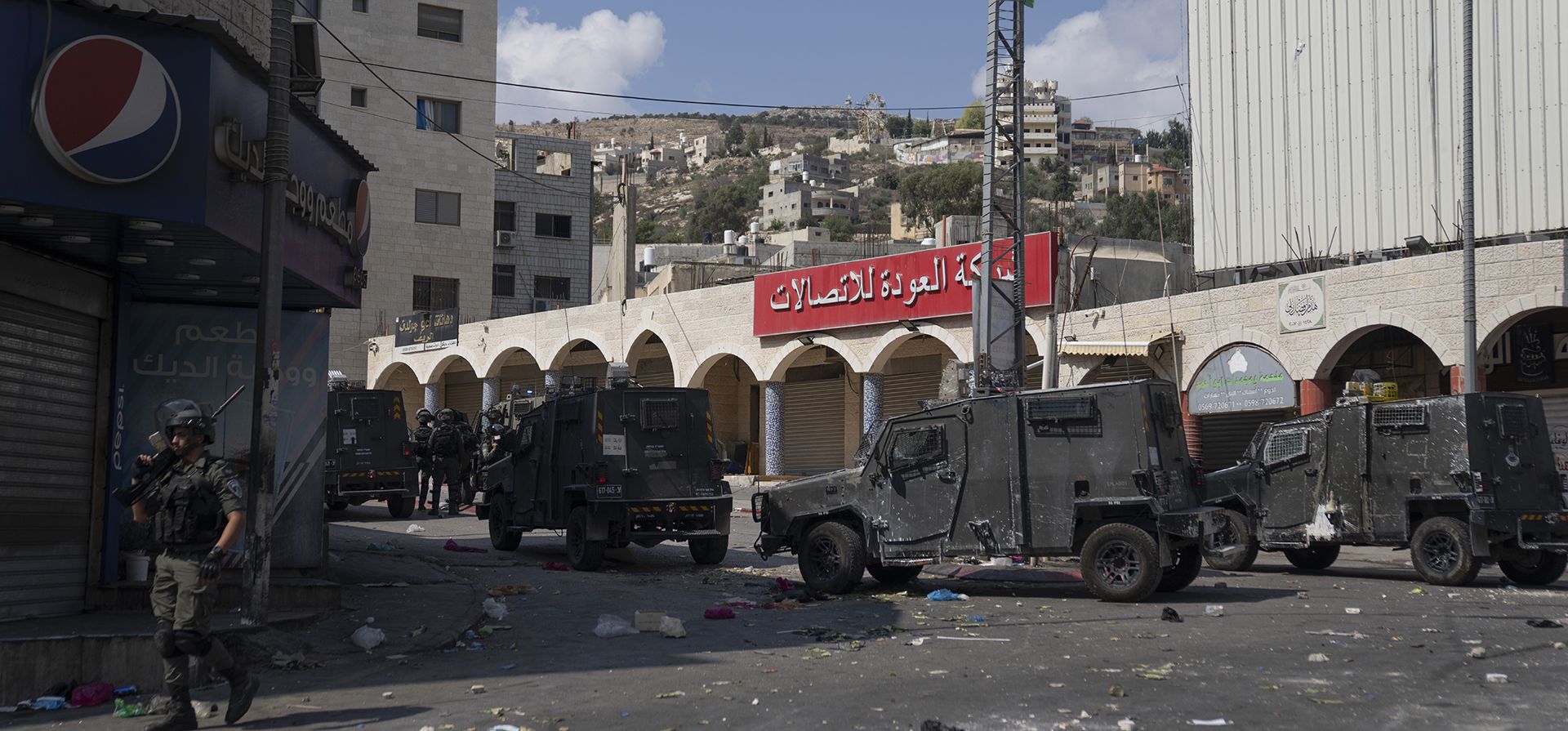 La policía fronteriza israelí bloquea las carreteras y se enfrenta a manifestantes palestinos durante el funeral de Labeeb Dumaidi, de 19 años, en la aldea de Hawara, en Cisjordania, cerca de Nablus, el viernes 6 de octubre de 2023. (Foto AP/Nasser Nasser) La policía fronteriza israelí bloquea las carreteras y se enfrenta a manifestantes palestinos durante el funeral de Labeeb Dumaidi, de 19 años, en la aldea de Hawara, en Cisjordania, cerca de Nablus, el viernes 6 de octubre de 2023. (Foto AP/Nasser Nasser)
