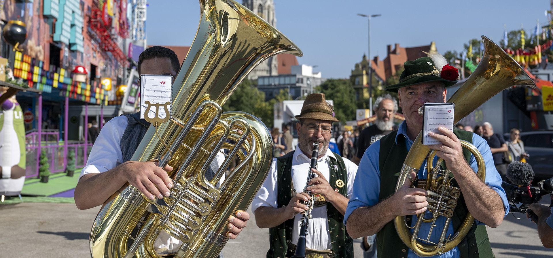 Una banda de música toca durante una gira de prensa en el Oktoberfest, en Múnich, Alemania, el jueves 19 de septiembre de 2024. (Lennart Preiss/dpa vía AP)