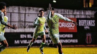 Aldosivi se hizo fuerte en Buenos Aires, le ganó a Defensores y está a tres puntos de Colón.