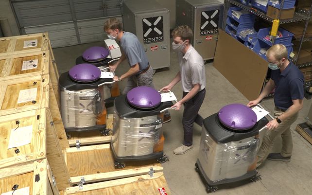 Trabajadores cargan LightStrike