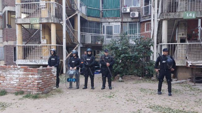 Allanamiento de la policía federal en barrio Centenario. Allanamiento de la policía federal en barrio Centenario.