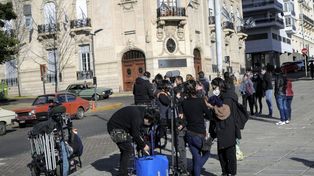 Córdoba y 1º de Mayo. Una de las escenas de la película 1985 se filmó este martes entre el Monumento y el Concejo Deliberante.&nbsp;
