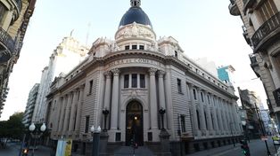 Con sus 2.000 ediciones y un equipo de profesionales más numeroso, el Informativo Semanal es fuente de consulta obligada sobre el sector agroindustrial argentino.