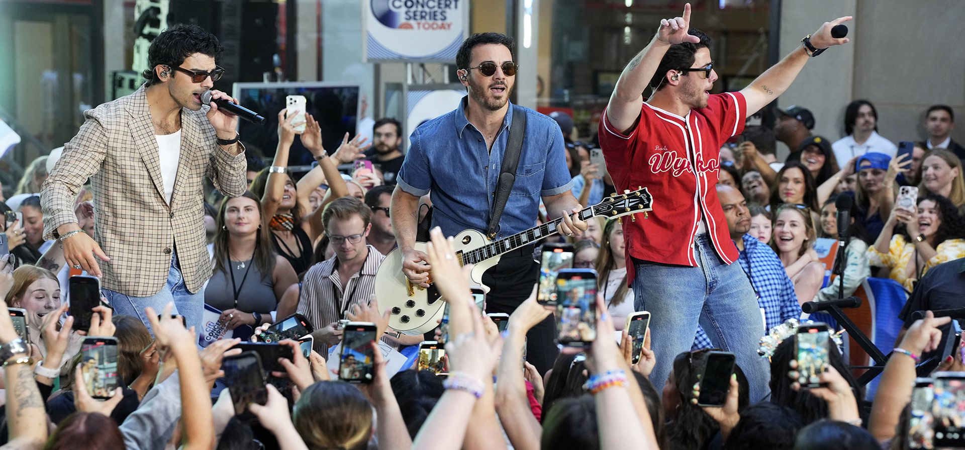Joe Jonas, Kevin Jonas y Nick Jonas, de los Jonas Brothers, se presentan en el programa Today de NBC en la Plaza Rockefeller el viernes 8 de agosto de 2025 en Nueva York. (Foto de Charles Sykes/Invision/AP) Joe Jonas, Kevin Jonas y Nick Jonas, de los Jonas Brothers, se presentan en el programa Today de NBC en la Plaza Rockefeller el viernes 8 de agosto de 2025 en Nueva York. (Foto de Charles Sykes/Invision/AP)