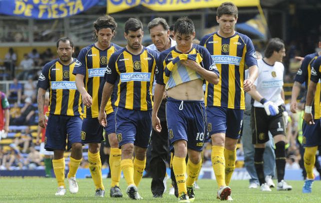 Caras largas. Los jugadores canallas se van al descanso con marcados signos de preocupación. Tras el final del partido la imagen fue exactamente la misma. (Foto: M. Sarlo)