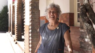 “Fui muy feliz en esta escuela, tan bien recibida, siempre con una sonrisa, con música”, dice Amanda, que recuerda sus vivencias en la escuela Carrasco.