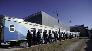 El edificio de la estación Rosario Sur se encuentra casi sobre la punta del triángulo que forman la avenida San Martín y las vías del ferrocarril Mitre.