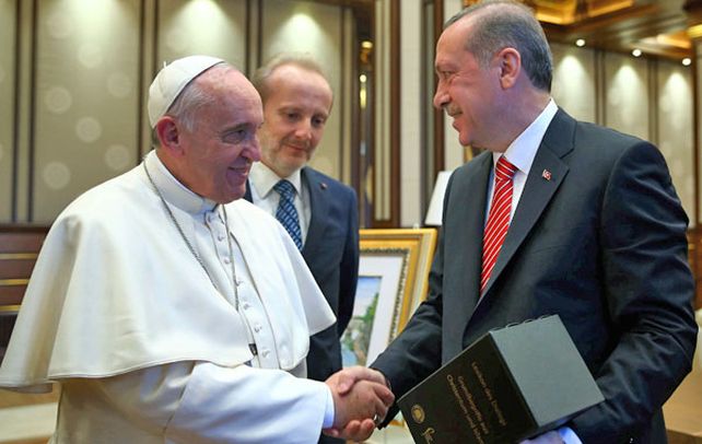 Encuentro. Francisco fue recibido ayer por el presidente turco Tayyip Erdogan.