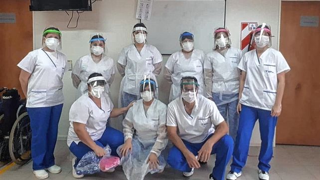 Enfermeros de Santa Fe con sus elementos de protección sanitaria para trabajar.
