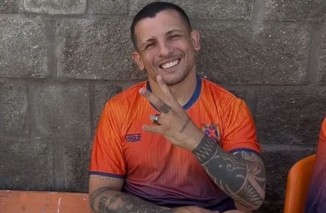 Emiliano Vecchio con la camiseta de Regatas de San Nicolás. El ex-Central le dijo a sus compañeros que no seguirá en el club.&nbsp;