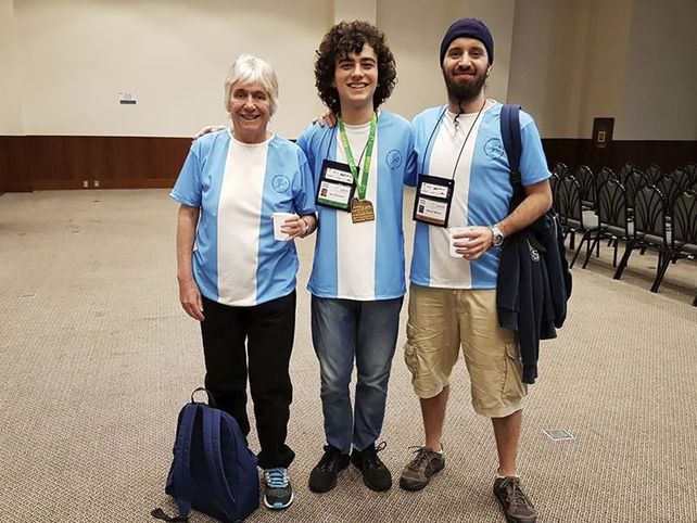 Ian Fleschler (en el medio) consiguió el puesto número 14 de 615 concursantes