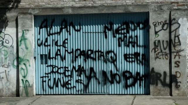 Marzo de 2016. Grandoli y Olegario V. Andrade. La pintada con la que el clan Caminos hizo pública su guerra contra los Funes.