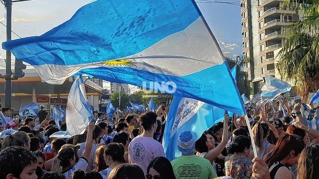 Las calles de la ciudad se vistieron de celeste y blanco con un festejo interminable con el pase de la Selección Argentina a la final del Mundial de Qatar.