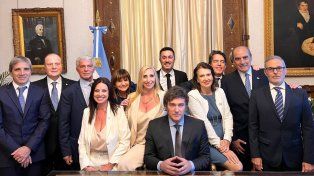 La foto que se difundió de Milei y su gabinete antes de la jura.