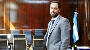 El secretario de Industria y Comercio, Pablo Lavigne, resolvió dictar una medida de tutela anticipada que ordena a las prepagas a retrotaer las cuotas a diciembre de 2023. Inició una investigación por sospecha de cartelización.