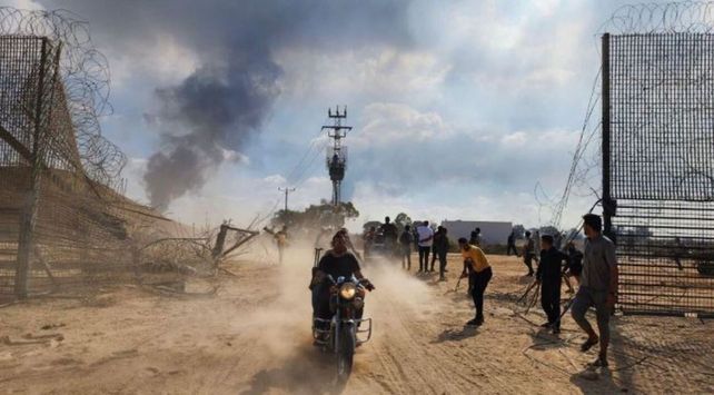 Militantes del grupo Hamás rompen la cerca perimetral e ingresan al territorio israelí.
