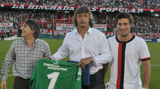 Norberto Scoponi recibió una camiseta en un homenaje que le hizo la dirigencia de Newells en 2011.