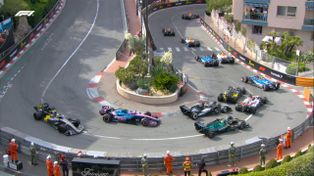 Franco Colapinto ya se había tocado con Hulkenberg en la segunda largada y quedaba atrás. Después de la horquilla tocaría a Sainz. Un mal cierre en Mónaco para el argentino.