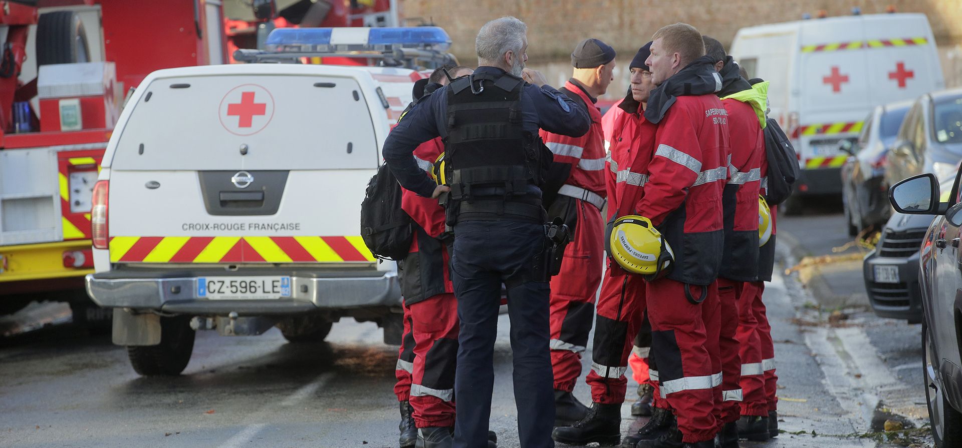 Los equipos de rescate se reúnen después de que un tornado azotara el área en Bihucourt, en el norte de Francia, el lunes 24 de octubre de 2022. Tormentas similares a tornados que arrasaron el norte de Francia cortaron parte del techo de una iglesia, derribaron árboles y líneas eléctricas y dejaron decenas de personas. sin un lugar seguro para vivir, dijeron las autoridades el lunes.