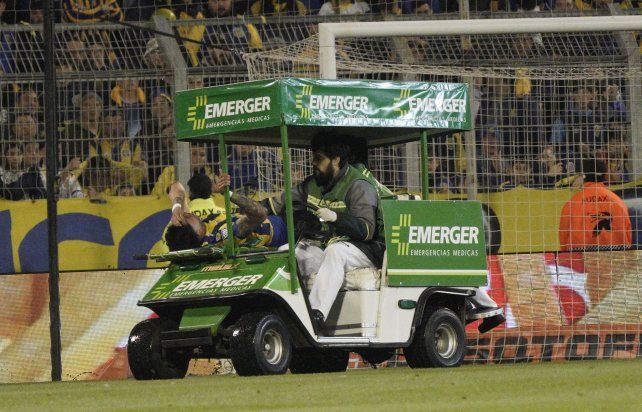Juan Giménez es retirado en el carrito sanitario tras la lesión de rodilla que sufrió en el empate de Central ante Riestra.