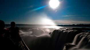 Miraba su celular y terminó cayéndose al río Iguazú: fue rescatado antes de llegar a los saltos