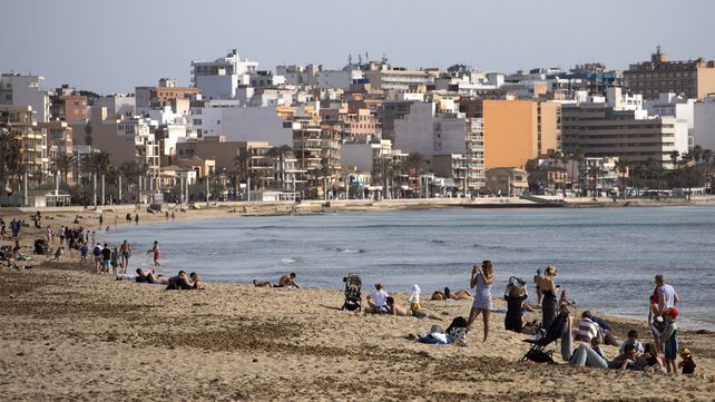 Turistas disfrutan de la playa en Mallorca