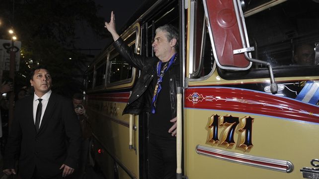 Juanse llegó al encuentro con la prensa en un viejo colectivo de la línea 60.