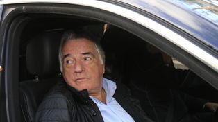 El titular de Gastronómicos, Luis Barrionuevo, fue a la sede del PJ pero no pudo hablar con José Luis Gioja.&nbsp;