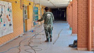 Tras el vandalismo, realizan reparaciones en la escuela Ravera para poder iniciar las clases