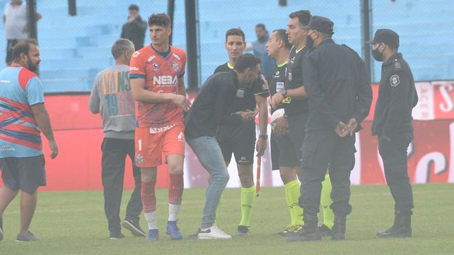 El Kily González le reclama a la terna arbitral al final del encuentro en Sarandí.