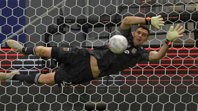 El arquero argentino se convirtió en la figura excluyente de la selección al atajar tres penales ante Colombia.&nbsp;