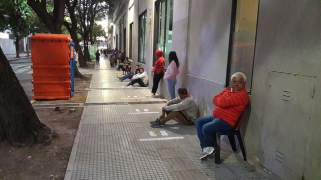 Colas con sillas en los bancos de Santa Fe que también abrirán el Jueves Santo
