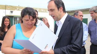 El Municipio regularizó la situación dominial de 27 familias de barrios del Oeste